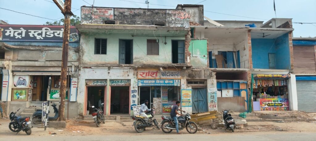तखतपुर में रेल्वे की जमीन पर गुंडागर्दी:- महाराणा प्रताप चौक पर काबिज डरे-सहमे व्यापारी